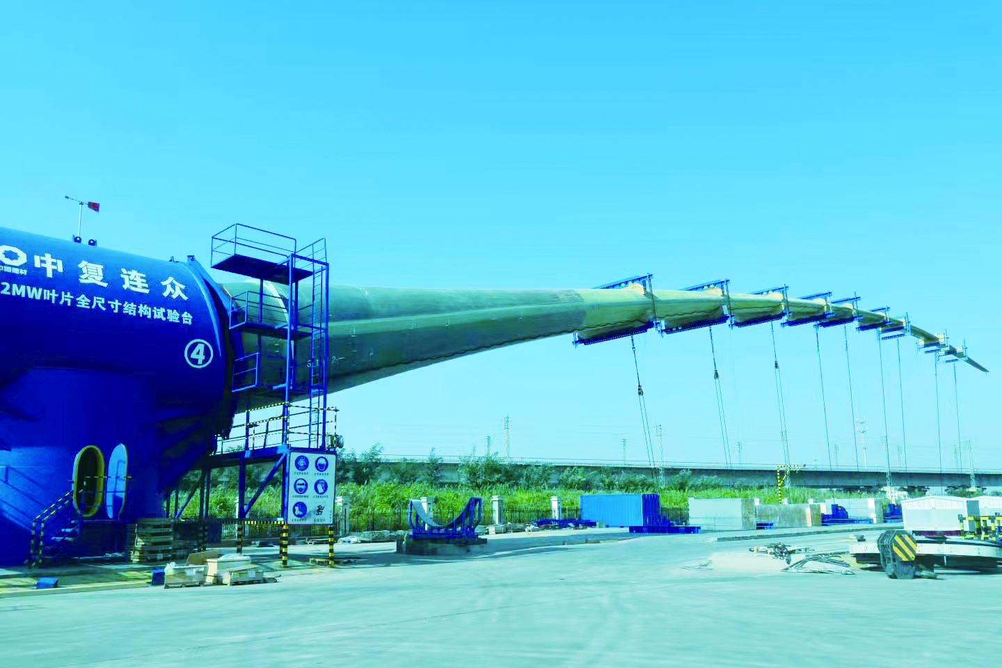 202205121155471652327747959255.jpg 國內最長(cháng)102米碳纖維葉片在江蘇省海上重點(diǎn)實(shí)驗室中復連眾檢測平臺一次性通過(guò)靜載測試.jpg