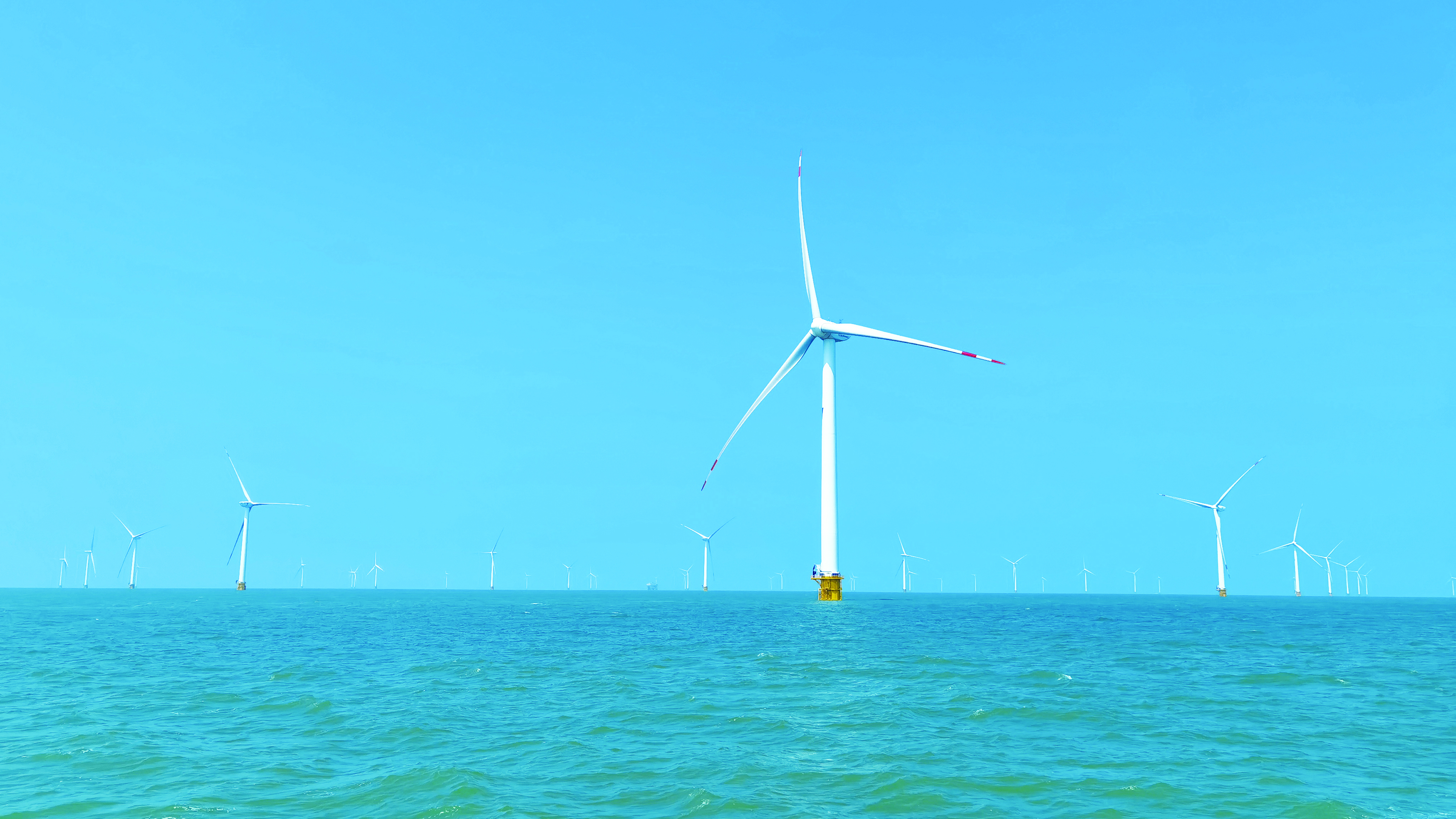 202205121156381652327798264272.jpg 中復連眾90米葉片裝機的海上風(fēng)電場(chǎng).jpg